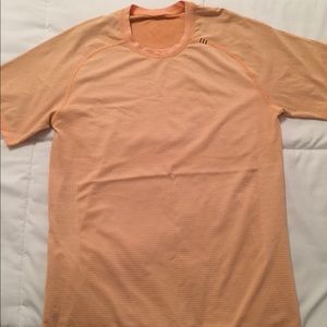 Men’s orange Lululemon tee